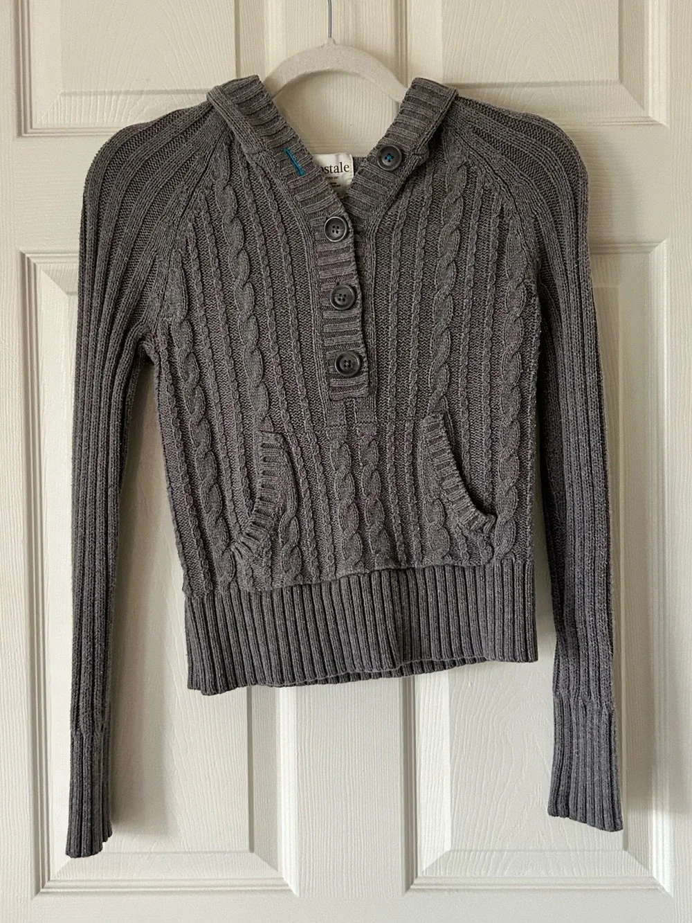 Aeropostale Gray Cable-Knit V-Neck Hooded Sweater – Size Medium — BOGO - Picture 2 of 11